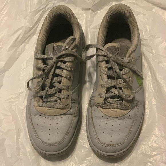 Boys Nike Air Force 1 LV8. Size 2Y. - Picture 4 of 6